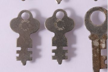 アンティーク雑貨　イギリスアンティーク　デザイン色々!小さなサイズのキー19本セット(鍵、カギ)(R-046879)