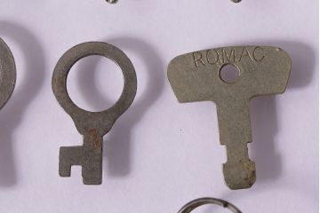 アンティーク雑貨　イギリスアンティーク　デザイン色々!小さなサイズのキー19本セット(鍵、カギ)(R-046879)