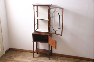 アンティーク家具　イギリスアンティーク　マホガニー材　象嵌細工　高級感漂う縦型のガラスキャビネット(ガラスケース、ショーケース、飾り棚)(R-046883)