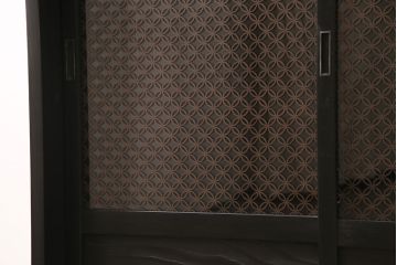 ラフジュ工房オリジナル　レーザー組子入り　ペイント　七宝文様が上品な和の趣を感じさせるガラス戸棚(書院戸、収納棚、キャビネット、食器棚)(R-046884)