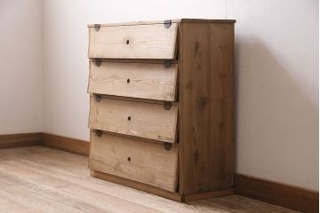 アンティーク家具　昭和初期　ストリップド(剥離)　ヒノキ材　パタパタ扉が使いやすい!レトロな下駄箱(収納棚、戸棚)(R-046885)
