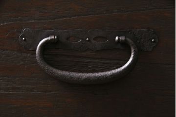 アンティーク家具　明治大正期　リメイク　前面桐材　鉄脚付き　渋い風合いが魅力の時代箪笥ローボード(引き出し、チェスト、テレビ台)(R-046890)