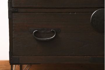 アンティーク家具　明治大正期　リメイク　前面桐材　鉄脚付き　渋い風合いが魅力の時代箪笥ローボード(引き出し、チェスト、テレビ台)(R-046890)