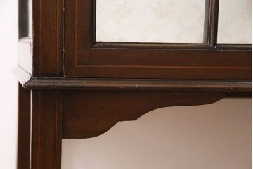 アンティーク家具　イギリスアンティーク　マホガニー材　象嵌細工　高級感漂う小振りのガラスキャビネット(ガラスケース、ショーケース、飾り棚)(R-046891)