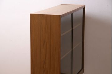 ヴィンテージ家具　和製ビンテージ　チーク材　北欧スタイルにおすすめのシンプルなキャビネット(ガラス戸棚、収納棚、本箱)(R-046893)