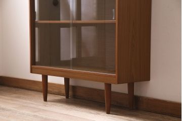 ヴィンテージ家具　和製ビンテージ　チーク材　北欧スタイルにおすすめのシンプルなキャビネット(ガラス戸棚、収納棚、本箱)(R-046893)