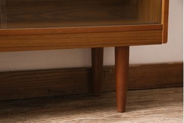 ヴィンテージ家具　和製ビンテージ　チーク材　北欧スタイルにおすすめのシンプルなキャビネット(ガラス戸棚、収納棚、本箱)(R-046893)