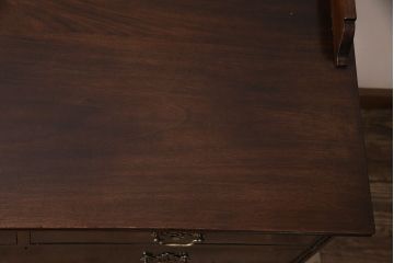 アンティーク家具　イギリスアンティーク　Lloyd's Antiques(ロイズ・アンティークス)　ウォールナット材　猫脚がお洒落なエレガントな佇まいのサイドボード(チェスト)(R-046896)