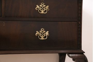 アンティーク家具　イギリスアンティーク　Lloyd's Antiques(ロイズ・アンティークス)　ウォールナット材　猫脚がお洒落なエレガントな佇まいのサイドボード(チェスト)(R-046896)