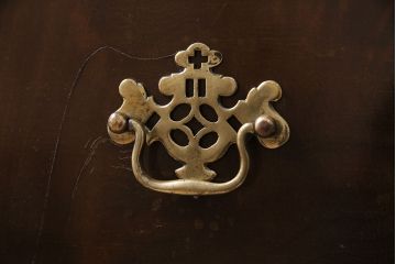 アンティーク家具　イギリスアンティーク　Lloyd's Antiques(ロイズ・アンティークス)　ウォールナット材　猫脚がお洒落なエレガントな佇まいのサイドボード(チェスト)(R-046896)