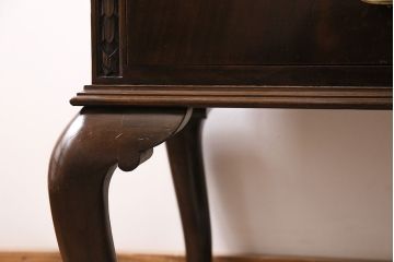 アンティーク家具　イギリスアンティーク　Lloyd's Antiques(ロイズ・アンティークス)　ウォールナット材　猫脚がお洒落なエレガントな佇まいのサイドボード(チェスト)(R-046896)