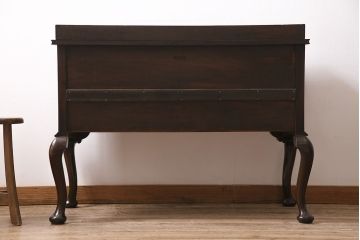 アンティーク家具　イギリスアンティーク　Lloyd's Antiques(ロイズ・アンティークス)　ウォールナット材　猫脚がお洒落なエレガントな佇まいのサイドボード(チェスト)(R-046896)