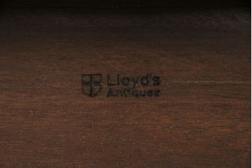 アンティーク家具　イギリスアンティーク　Lloyd's Antiques(ロイズ・アンティークス)　ウォールナット材　猫脚がお洒落なエレガントな佇まいのサイドボード(チェスト)(R-046896)