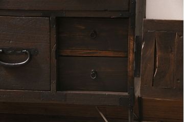 アンティーク家具　大正期　リメイク　前面桐材　鉄脚付き　渋い味わいが魅力的な時代箪笥ローボード(チェスト、引き出し、テレビ台、リビングボード)(R-046900)
