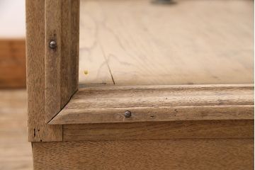 アンティーク家具　昭和中期　ストリップド(剥離)　ナラ材　コレクションのディスプレイにおすすめなガラスケース(飾り棚、ショーケース、陳列棚、キャビネット)(R-046901)