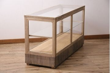 アンティーク家具　大正期　ストリップド(剥離)　ナラ材　彫りが目を引く素朴な木味のガラスケース(ショーケース、陳列棚)(R-046902)