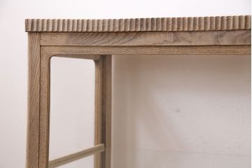 アンティーク家具　大正期　ストリップド(剥離)　ナラ材　彫りが目を引く素朴な木味のガラスケース(ショーケース、陳列棚)(R-046902)