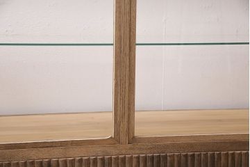 アンティーク家具　大正期　ストリップド(剥離)　ナラ材　彫りが目を引く素朴な木味のガラスケース(ショーケース、陳列棚)(R-046902)
