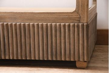 アンティーク家具　大正期　ストリップド(剥離)　ナラ材　彫りが目を引く素朴な木味のガラスケース(ショーケース、陳列棚)(R-046902)