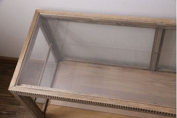 アンティーク家具　大正期　ストリップド(剥離)　ナラ材　彫りが目を引く素朴な木味のガラスケース(ショーケース、陳列棚)(R-046902)