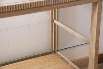 アンティーク家具　大正期　ストリップド(剥離)　ナラ材　彫りが目を引く素朴な木味のガラスケース(ショーケース、陳列棚)(R-046902)