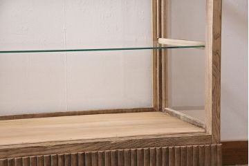 アンティーク家具　大正期　ストリップド(剥離)　ナラ材　彫りが目を引く素朴な木味のガラスケース(ショーケース、陳列棚)(R-046902)