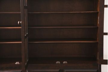 中古　北海道民芸家具　HM165K　高級感漂う上品な佇まいの食器棚(カップボード、キャビネット)(定価約43万円)(R-046905)