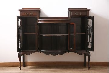 アンティーク家具　イギリスアンティーク　マホガニー材　優美なフォルムと彫刻が目を引くサイドボード(収納棚、飾り棚、キャビネット)(R-046906)