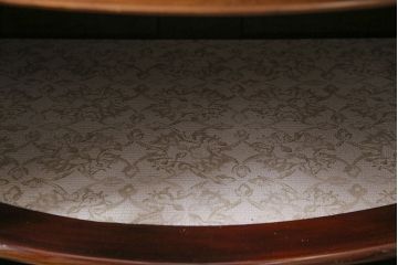 アンティーク家具　イギリスアンティーク　マホガニー材　優美なフォルムと彫刻が目を引くサイドボード(収納棚、飾り棚、キャビネット)(R-046906)