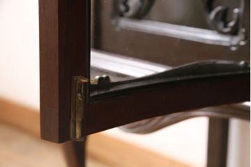 アンティーク家具　イギリスアンティーク　マホガニー材　優美なフォルムと彫刻が目を引くサイドボード(収納棚、飾り棚、キャビネット)(R-046906)