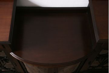 アンティーク家具　イギリスアンティーク　マホガニー材　優美なフォルムと彫刻が目を引くサイドボード(収納棚、飾り棚、キャビネット)(R-046906)