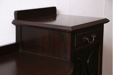 アンティーク家具　イギリスアンティーク　マホガニー材　優美なフォルムと彫刻が目を引くサイドボード(収納棚、飾り棚、キャビネット)(R-046906)