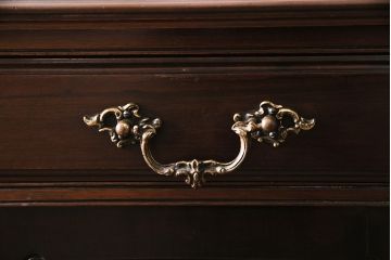 アンティーク家具　イギリスアンティーク　マホガニー材　優美なフォルムと彫刻が目を引くサイドボード(収納棚、飾り棚、キャビネット)(R-046906)