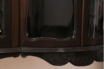 アンティーク家具　イギリスアンティーク　マホガニー材　優美なフォルムと彫刻が目を引くサイドボード(収納棚、飾り棚、キャビネット)(R-046906)