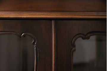 アンティーク家具　イギリスアンティーク　マホガニー材　優美なフォルムと彫刻が目を引くサイドボード(収納棚、飾り棚、キャビネット)(R-046906)