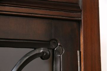 アンティーク家具　イギリスアンティーク　マホガニー材　優美なフォルムと彫刻が目を引くサイドボード(収納棚、飾り棚、キャビネット)(R-046906)