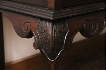 アンティーク家具　イギリスアンティーク　マホガニー材　優美なフォルムと彫刻が目を引くサイドボード(収納棚、飾り棚、キャビネット)(R-046906)