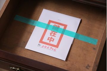 アンティーク家具　イギリスアンティーク　マホガニー材　優美なフォルムと彫刻が目を引くサイドボード(収納棚、飾り棚、キャビネット)(R-046906)