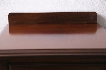 アンティーク家具　イギリスアンティーク　マホガニー材　優美なフォルムと彫刻が目を引くサイドボード(収納棚、飾り棚、キャビネット)(R-046906)