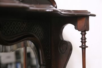 フランスアンティーク　マホガニー材　ミラー付き　上手物!凝った彫刻が魅力のパーラーキャビネット(ミラーバックサイドボード、サイドキャビネット、収納棚)(R-046908)