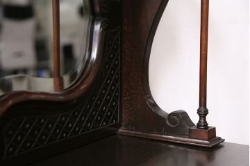 フランスアンティーク　マホガニー材　ミラー付き　上手物!凝った彫刻が魅力のパーラーキャビネット(ミラーバックサイドボード、サイドキャビネット、収納棚)(R-046908)