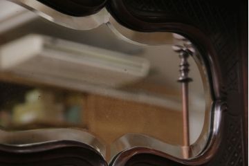 フランスアンティーク　マホガニー材　ミラー付き　上手物!凝った彫刻が魅力のパーラーキャビネット(ミラーバックサイドボード、サイドキャビネット、収納棚)(R-046908)
