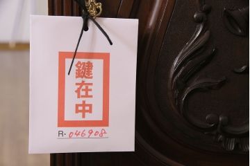 フランスアンティーク　マホガニー材　ミラー付き　上手物!凝った彫刻が魅力のパーラーキャビネット(ミラーバックサイドボード、サイドキャビネット、収納棚)(R-046908)