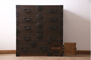 アンティーク家具　明治大正期　総桐材　五丁引き　丸金具がアクセントの上手物の重ね箪笥(衣装箪笥、引き出し)(R-046909)