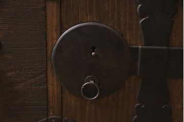 アンティーク家具　明治大正期　総桐材　五丁引き　丸金具がアクセントの上手物の重ね箪笥(衣装箪笥、引き出し)(R-046909)