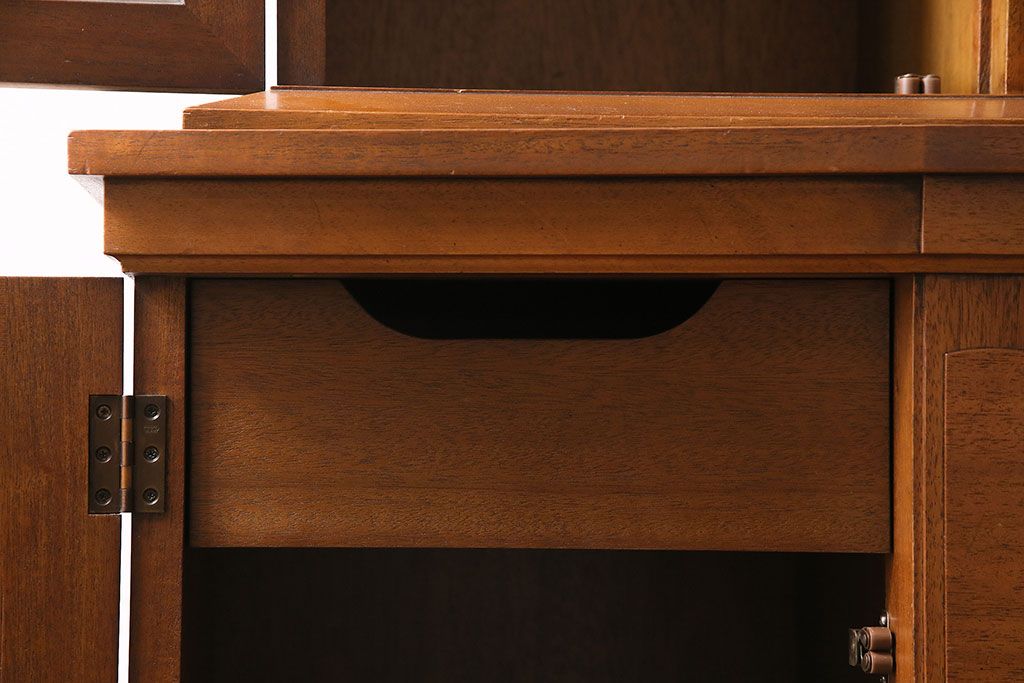 中古　DREXEL HERITAGE(ドレクセルヘリテイジ)　Triune(トライユン)　凛とした佇まいの食器棚(定価約90万円)(カップボード、キャビネット)(R-046911)