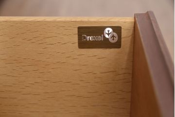 中古　DREXEL HERITAGE(ドレクセルヘリテイジ)　Triune(トライユン)　凛とした佇まいの食器棚(定価約90万円)(カップボード、キャビネット)(R-046911)