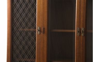 中古　DREXEL HERITAGE(ドレクセルヘリテイジ)　Triune(トライユン)　凛とした佇まいの食器棚(定価約90万円)(カップボード、キャビネット)(R-046911)