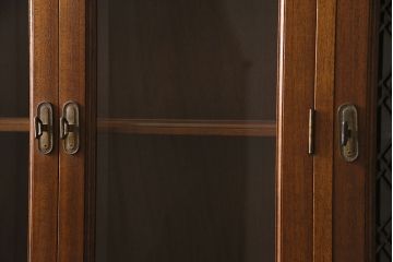 中古　DREXEL HERITAGE(ドレクセルヘリテイジ)　Triune(トライユン)　凛とした佇まいの食器棚(定価約90万円)(カップボード、キャビネット)(R-046911)