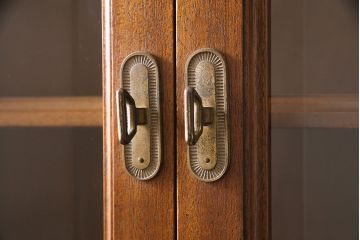 中古　DREXEL HERITAGE(ドレクセルヘリテイジ)　Triune(トライユン)　凛とした佇まいの食器棚(定価約90万円)(カップボード、キャビネット)(R-046911)